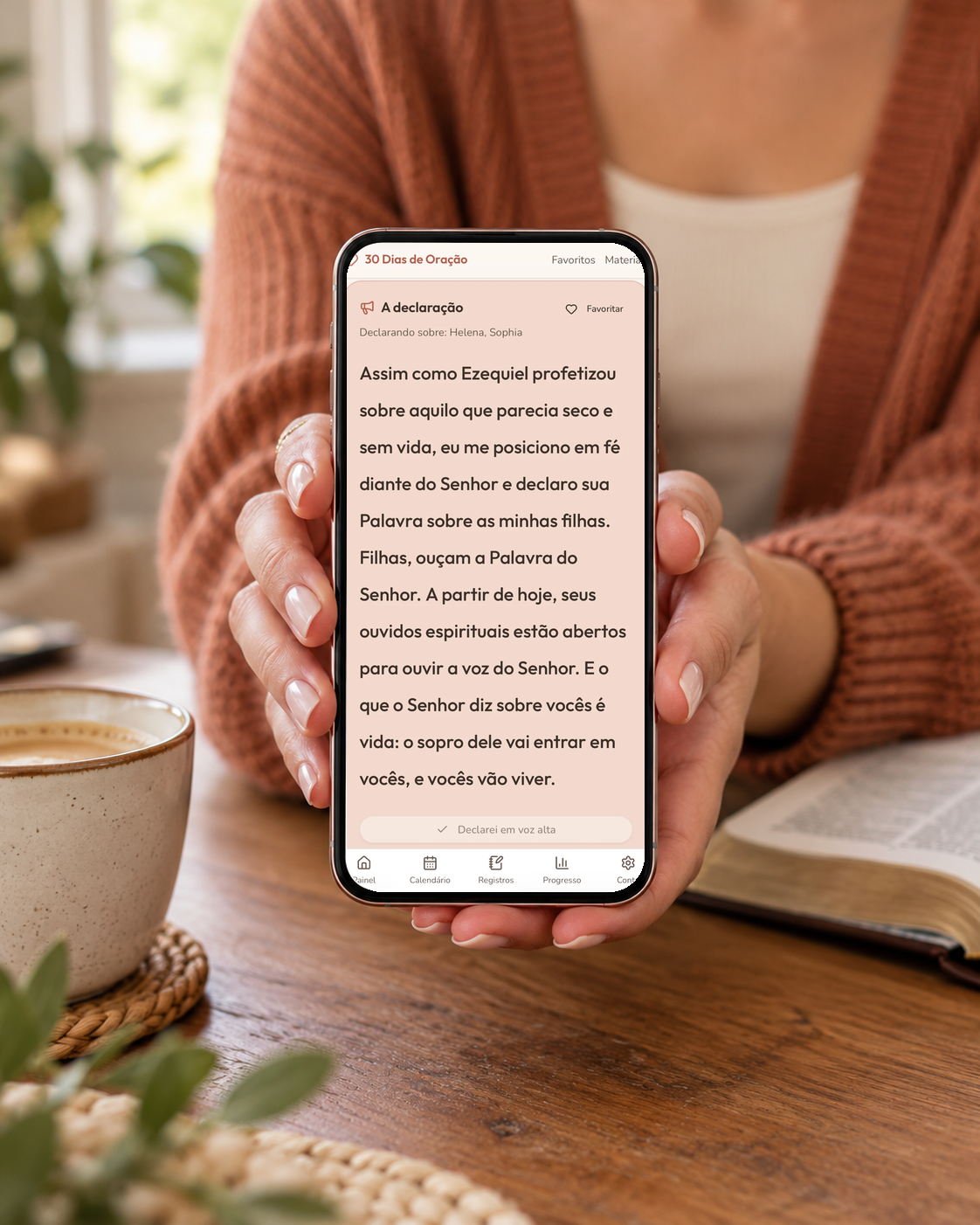 Mãe segurando o celular com o aplicativo 30 Dias de Oração Profética pelos Filhos aberto